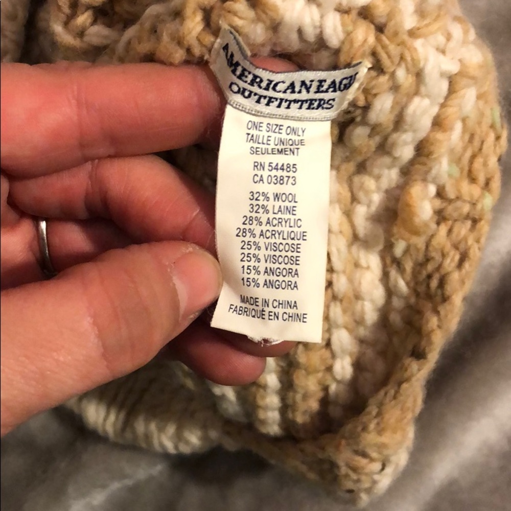 Women’s American Eagle Scarf and Hat Set - Picture 5 of 6